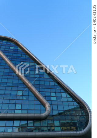 青空とモダンガラス建築 青空とモダンガラス建築 140243135