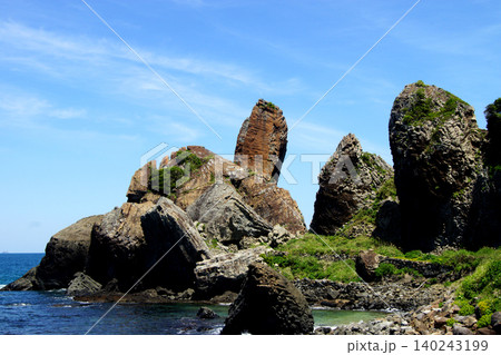 佐賀県唐津市の観光名所「湊の立神岩」と人気サーフスポットの玄界灘の海の風景 佐賀県唐津市の観光名所「湊の立神岩」と人気サーフスポットの玄界灘の海の風景 140243199