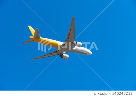 青空をフライトする貨物機イメージ 青空をフライトする貨物機イメージ 140243218