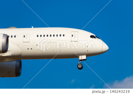 青空をフライトする旅客機イメージ 青空をフライトする旅客機イメージ 140243219