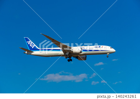青空をフライトする旅客機イメージ・全日空 青空をフライトする旅客機イメージ・全日空 140243261