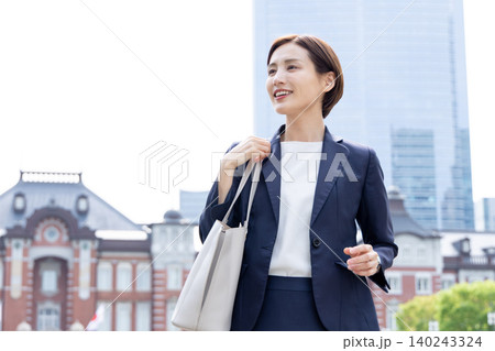 ビジネス オフィス街を歩く女性のポートレート ビジネス オフィス街を歩く女性のポートレート 140243324