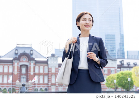 ビジネス オフィス街を歩く女性のポートレート ビジネス オフィス街を歩く女性のポートレート 140243325