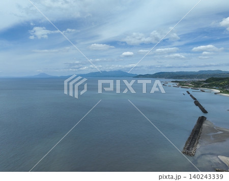 【空撮】開聞岳と桜島を望む、日本本土最南端のフェリーが発着する根占港(鹿児島県) 【空撮】開聞岳と桜島を望む、日本本土最南端のフェリーが発着する根占港(鹿児島県) 140243339