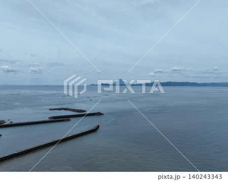 【空撮】開聞岳と桜島を望む、日本本土最南端のフェリーが発着する根占港(鹿児島県) 【空撮】開聞岳と桜島を望む、日本本土最南端のフェリーが発着する根占港(鹿児島県) 140243343