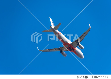 青空をフライトする旅客機イメージ・ジェットスター 140243345