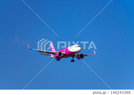 青空をフライトする旅客機イメージ・ピーチ 140243360