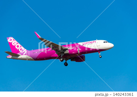 青空をフライトする旅客機イメージ・ピーチ 青空をフライトする旅客機イメージ・ピーチ 140243361