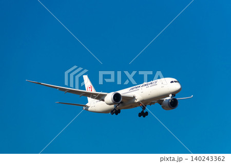 青空をフライトする旅客機イメージ・日本航空 青空をフライトする旅客機イメージ・日本航空 140243362