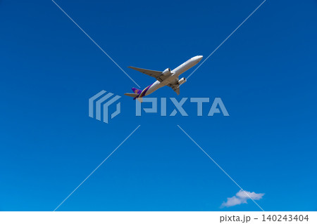 青空をフライトする旅客機イメージ・タイ国際航空 青空をフライトする旅客機イメージ・タイ国際航空 140243404
