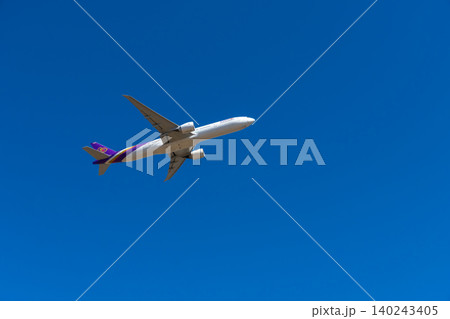 青空をフライトする旅客機イメージ・タイ国際航空 青空をフライトする旅客機イメージ・タイ国際航空 140243405