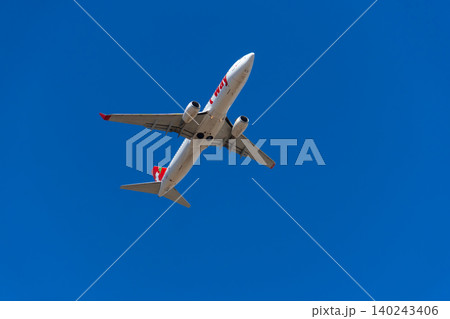 青空をフライトする旅客機イメージ・ティーウェイ航空 青空をフライトする旅客機イメージ・ティーウェイ航空 140243406