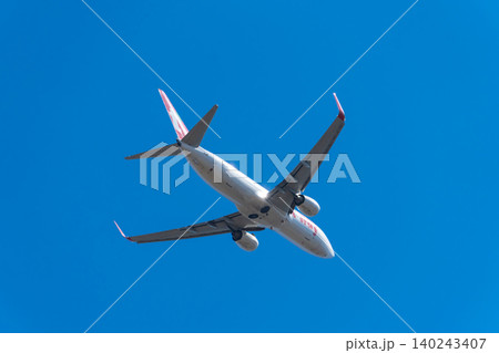 青空をフライトする旅客機イメージ・ティーウェイ航空  140243407