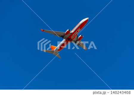 青空をフライトする旅客機イメージ・チェジュ航空 青空をフライトする旅客機イメージ・チェジュ航空 140243408