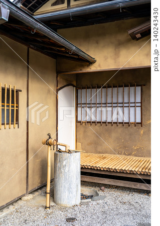 京都国立博物館 茶室「堪庵」縁先手水鉢(ちょうず)江戸時代初期の数寄屋造りの日本家屋 京都国立博物館 茶室「堪庵」縁先手水鉢(ちょうず)江戸時代初期の数寄屋造りの日本家屋 140243430