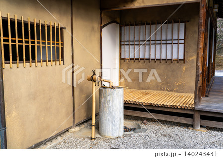 京都国立博物館 茶室「堪庵」縁先手水鉢(ちょうず)江戸時代初期の数寄屋造りの日本家屋 京都国立博物館 茶室「堪庵」縁先手水鉢(ちょうず)江戸時代初期の数寄屋造りの日本家屋 140243431