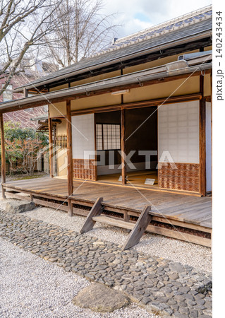 京都国立博物館　茶室「堪庵」広間と縁側　江戸時代初期の公家文化を継承した数寄屋造りの日本家屋 140243434