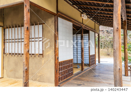 京都国立博物館　茶室「堪庵」広間と縁側　江戸時代初期の公家文化を継承した数寄屋造りの日本家屋 140243447