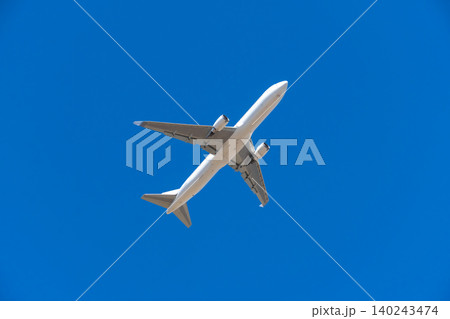 青空をフライトする旅客機イメージ・日本航空 青空をフライトする旅客機イメージ・日本航空 140243474