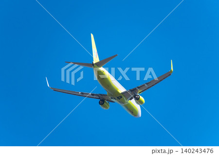 青空をフライトする旅客機イメージ・ジンエアー 140243476
