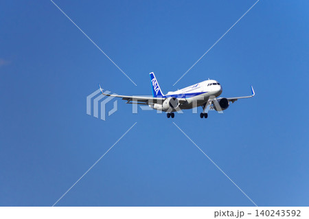 青空をフライトする旅客機イメージ・全日空 青空をフライトする旅客機イメージ・全日空 140243592