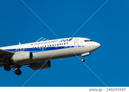 青空をフライトする旅客機イメージ・全日空 140243597