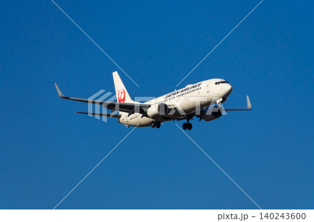 青空をフライトする旅客機イメージ・日本航空 青空をフライトする旅客機イメージ・日本航空 140243600