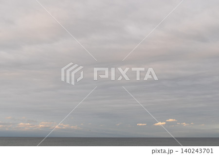 朝焼けと柔らかなパステルの光に包まれた夢幻的な海の景色 朝焼けと柔らかなパステルの光に包まれた夢幻的な海の景色 140243701