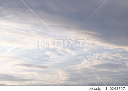 朝日を反射する灰色の雲と爽やかな青空のひろがり 朝日を反射する灰色の雲と爽やかな青空のひろがり 140243707