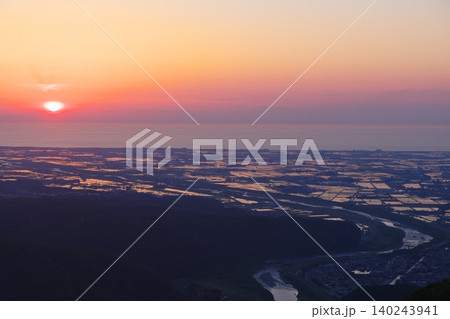 犀鶴林道(奥獅子吼山)から望む手取川扇状地の夕景 犀鶴林道(奥獅子吼山)から望む手取川扇状地の夕景 140243941