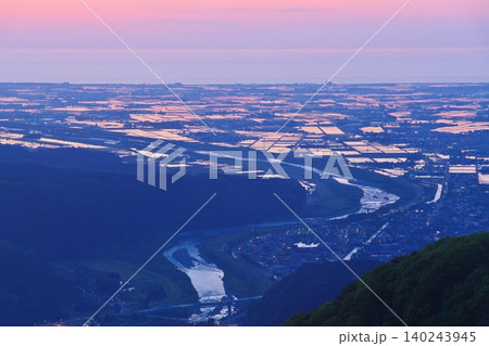 犀鶴林道(奥獅子吼山)から望む手取川扇状地の夕景 犀鶴林道(奥獅子吼山)から望む手取川扇状地の夕景 140243945