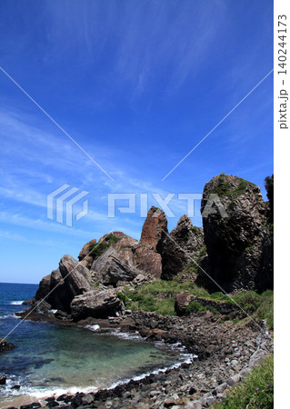 佐賀県唐津市の観光名所「湊の立神岩」と人気サーフスポットの玄界灘の海の風景 140244173