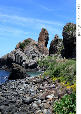 佐賀県唐津市の観光名所「湊の立神岩」と人気サーフスポットの玄界灘の海の風景 佐賀県唐津市の観光名所「湊の立神岩」と人気サーフスポットの玄界灘の海の風景 140244311