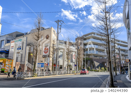 横浜市青葉区の都市風景 藤が丘駅前のバス通り 140244390