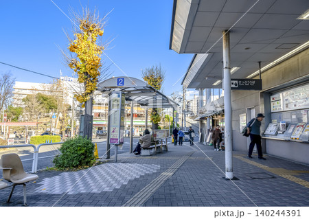横浜市青葉区の都市風景 藤が丘駅の駅舎とバス停 140244391