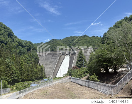 夏空と新緑に映える須田貝ダムの豪快な放流風景 夏空と新緑に映える須田貝ダムの豪快な放流風景 140244483