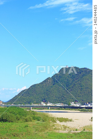 岐阜県岐阜市、長良川と金華山の風景 岐阜県岐阜市、長良川と金華山の風景 140244485