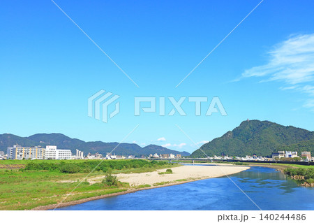 岐阜県岐阜市、長良川と金華山の風景 岐阜県岐阜市、長良川と金華山の風景 140244486