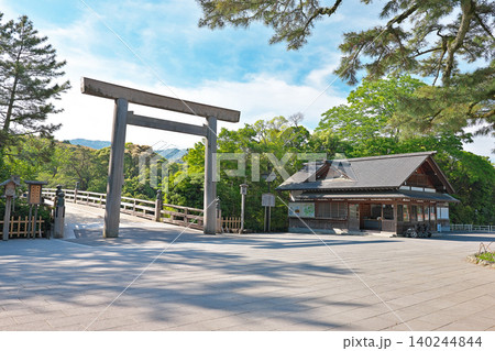【伊勢神宮の宇治橋と鳥居】 三重県伊勢市宇治館町 【伊勢神宮の宇治橋と鳥居】 三重県伊勢市宇治館町 140244844