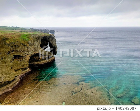 象の鼻のような形の奇岩が広がる沖縄本島の景勝地・万座毛 象の鼻のような形の奇岩が広がる沖縄本島の景勝地・万座毛 140245087