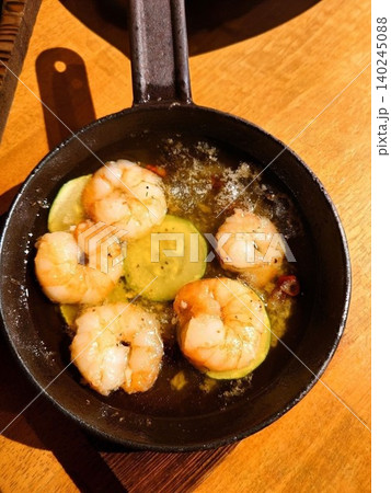 スキレットでグツグツと香ばしく仕上がったエビのアヒージョ スキレットでグツグツと香ばしく仕上がったエビのアヒージョ 140245088