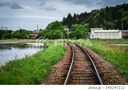 水田の脇を緩やかにカーブする小湊鉄道の線路 水田の脇を緩やかにカーブする小湊鉄道の線路 140245112