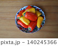 赤パプリカと黄色パプリカの写真 140245366