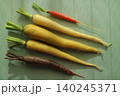 カラフルな葉つきニンジン 140245371