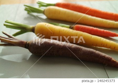 カラフルなにんじんの写真 カラフルなにんじんの写真 140245373