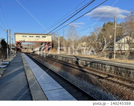 しなの鉄道信濃追分駅の晴れ渡るホームと跨線橋 140245389