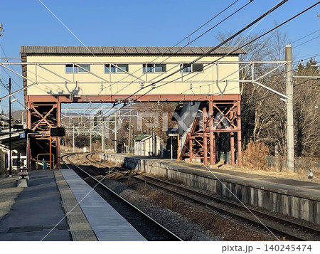 しなの鉄道信濃追分駅の跨線橋とカーブする線路 しなの鉄道信濃追分駅の跨線橋とカーブする線路 140245474