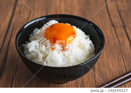 醤油をかけた卵かけご飯 醤油をかけた卵かけご飯 140245527