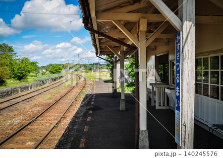 夏空の下に広がる上総鶴舞駅のホームと線路 夏空の下に広がる上総鶴舞駅のホームと線路 140245576