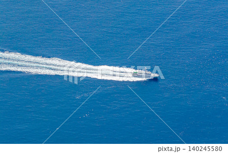 青い海を進む船と白い航跡の空撮風景 140245580